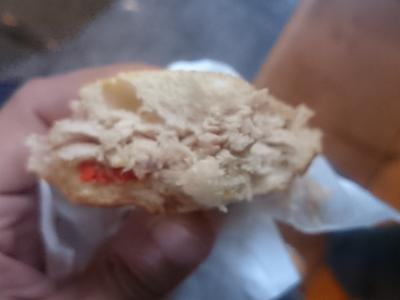 Bocadillito de bonito con alegría y anchoa en la Bodeguilla